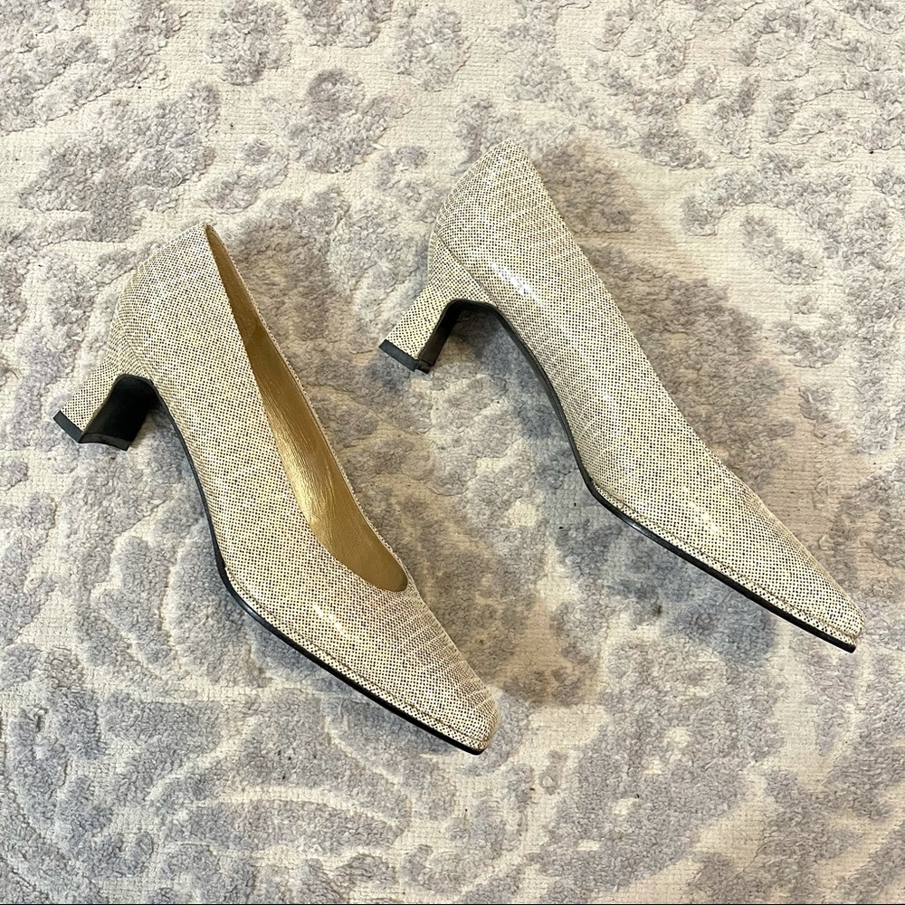 New STUART WEITZMAN Tan Patent Leather Pumps - Picture 3 of 8